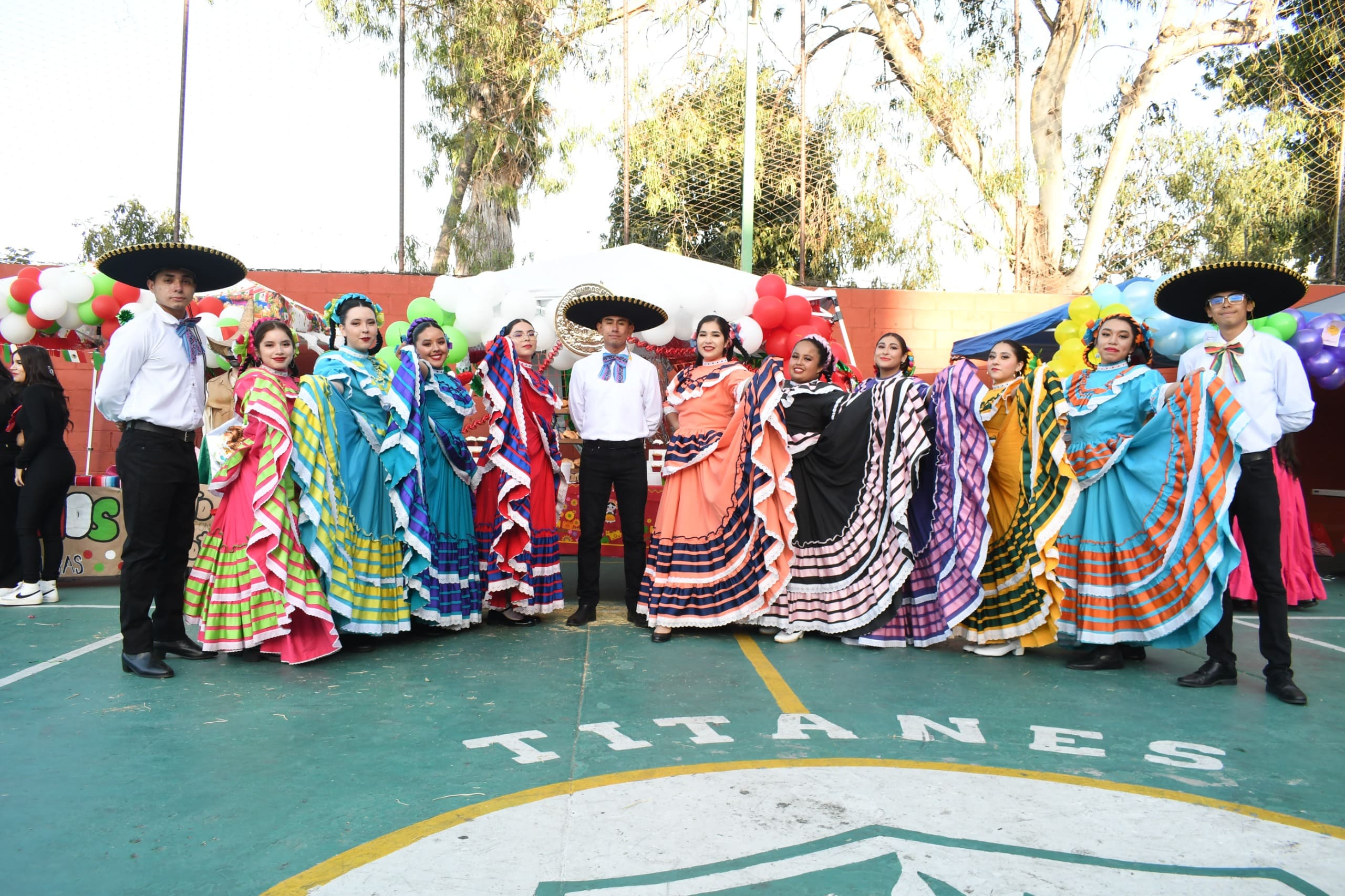 Celebran fiesta de independencia alumnos de la Normal del CUT