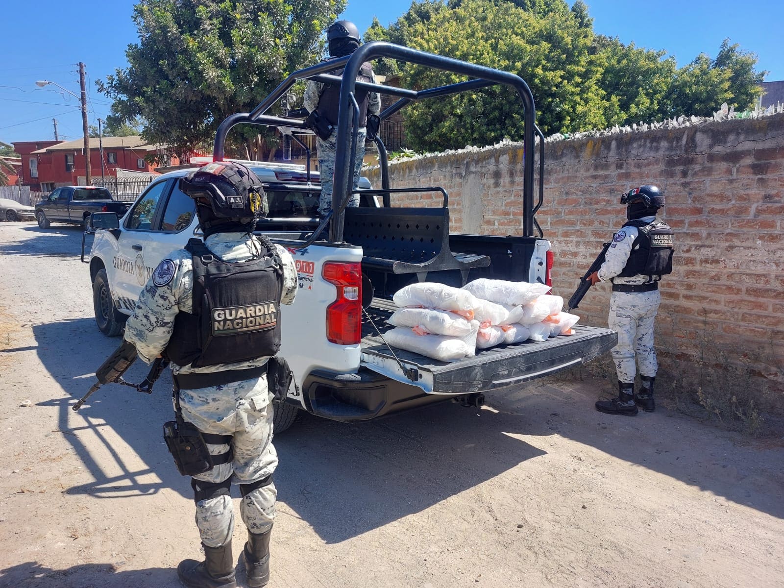 EN BAJA CALIFORNIA, GUARDIA NACIONAL LOCALIZA UN APROXIMADO DE 60 KILOS DE POSIBLE DROGA SINTÉTICA CRISTAL