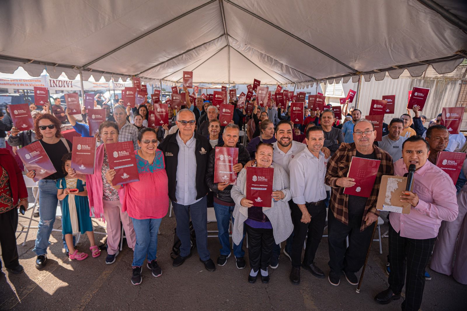 PARTICIPA ALFREDO ÁLVAREZ CÁRDENAS EN ENTREGA DE TÍTULOS DE PROPIEDAD JUNTO A INDIVI