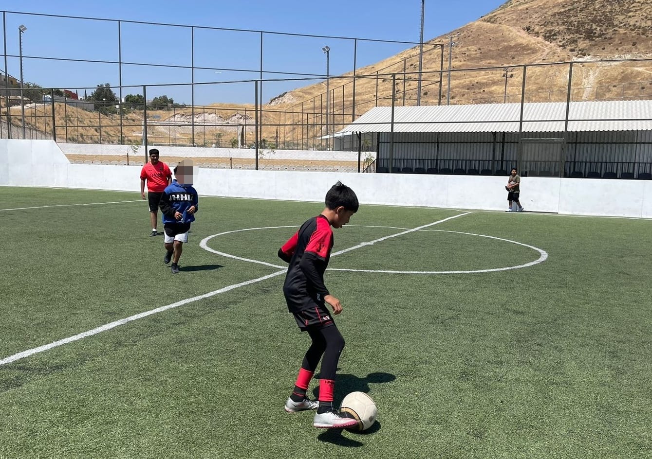 Activan parque recreativo y deportivo Cerro De Las Abejas con clases de futbol