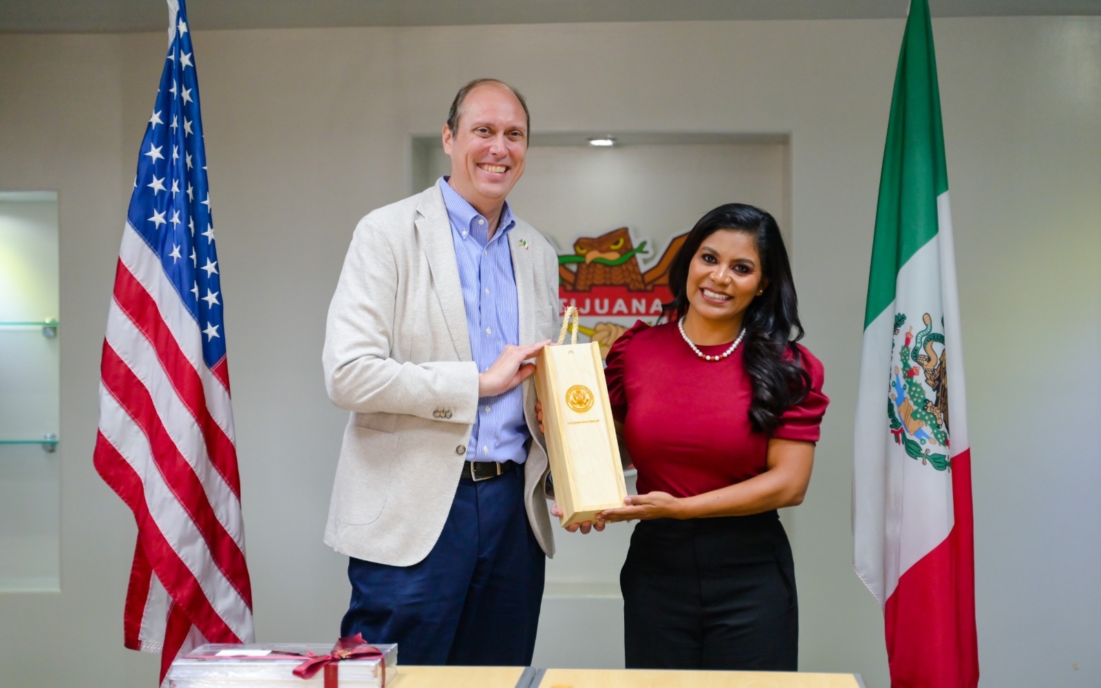 Recibe alcaldesa Montserrat Caballero a cónsul general de E.U. en Tijuana, Christopher Teal