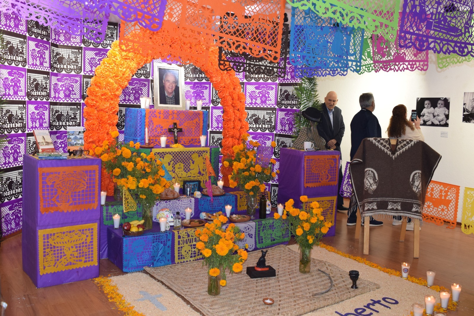 Honran a don Heberto Peterson con altar de muertos en Casa de la Cultura