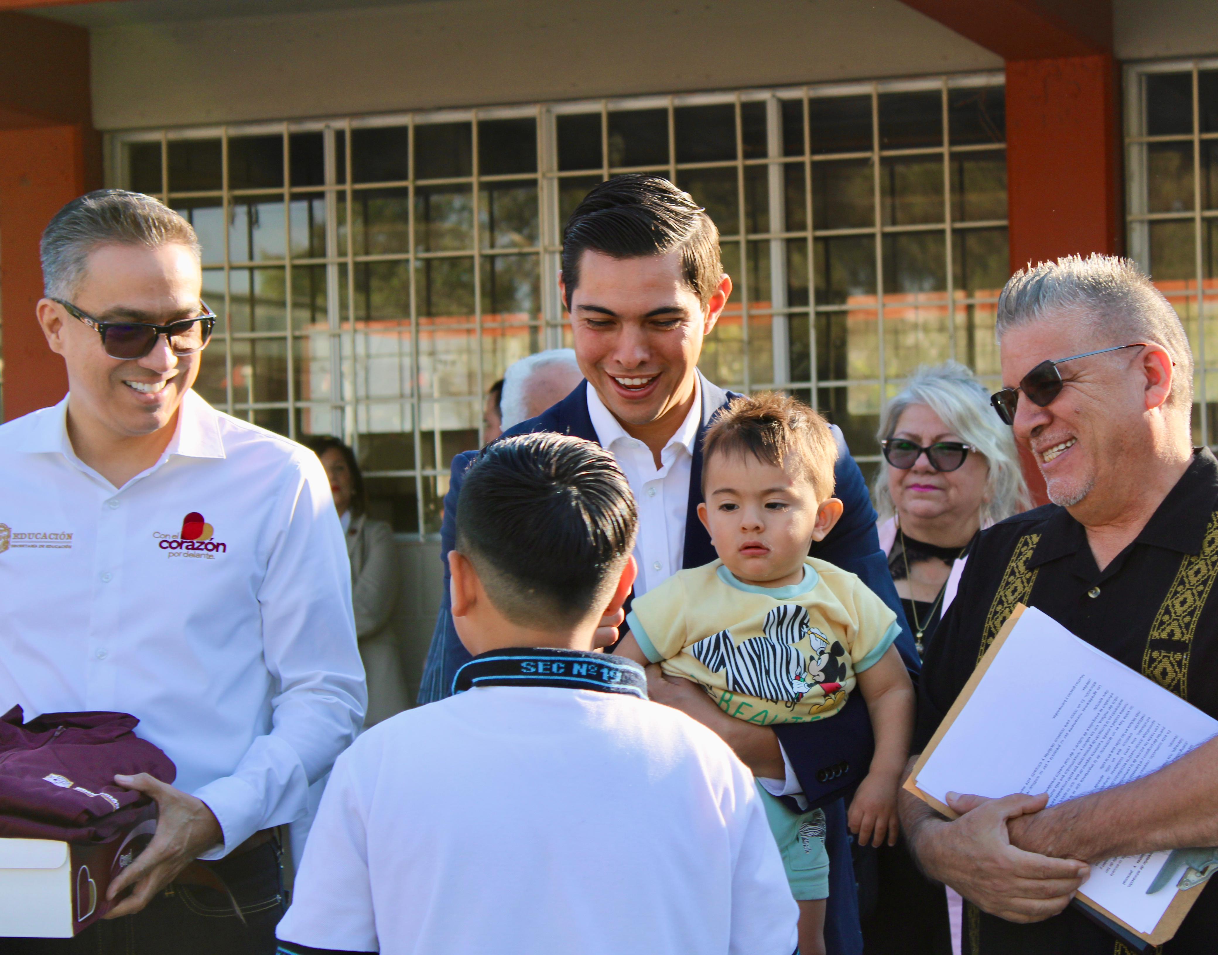 Pone en marcha Román Cota “Lunes Cívico” en escuelas de Tecate