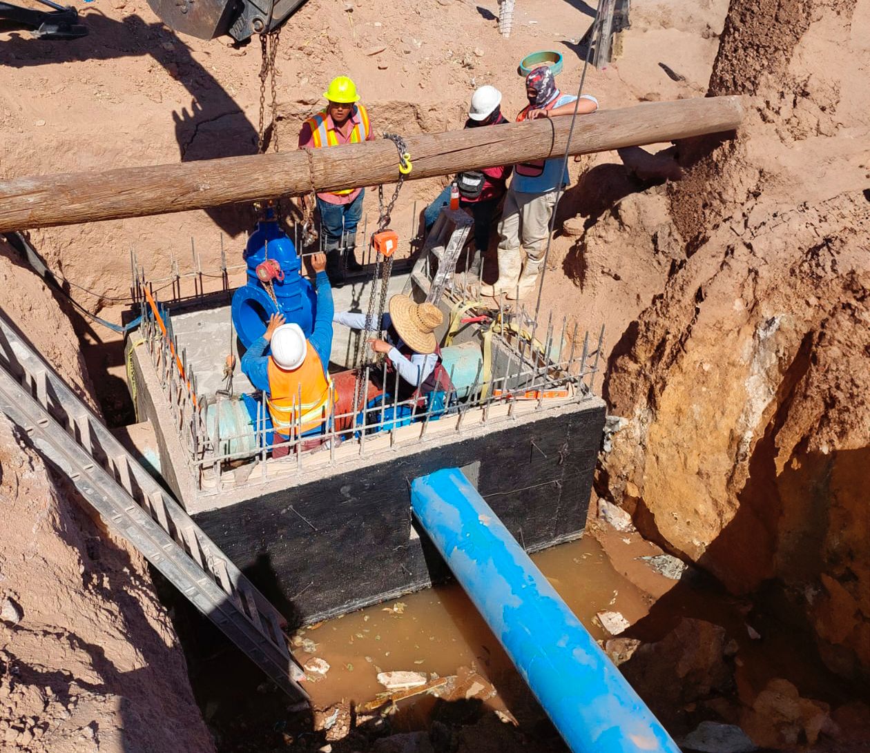 CESPM CONTINÚA CON TRABAJOS DE INTERCONEXIÓN PARA MEJORAR EL SUMINISTRO DE AGUA EN COLONIAS CERCANAS A LA CALLE CUARTA Y PALMAR DE SANTA ANITA