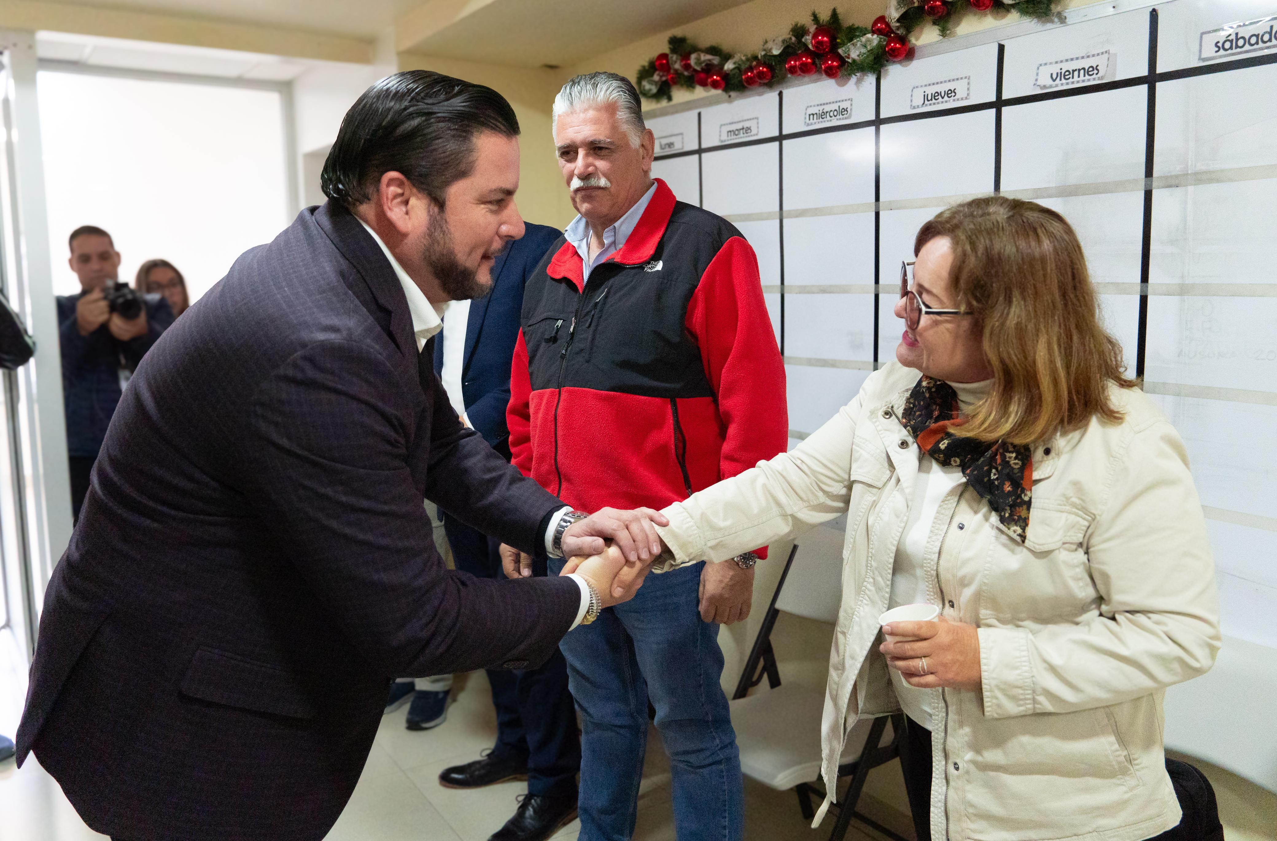 Recibe la comunidad de la zona centro atención directa por parte del presidente municipal Ismael Burgueño