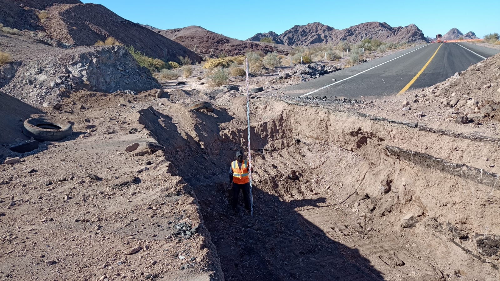 LA SICT REALIZA TRABAJOS EN LA CARRETERA MEXICALI-SAN FELIPE