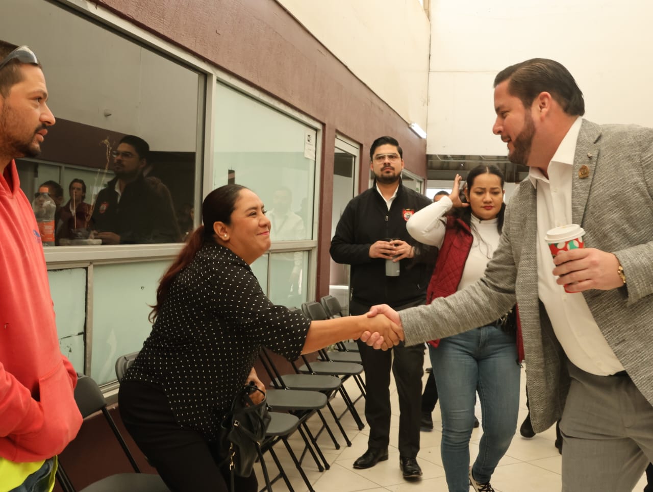 RESIDENTES DE LA SÁNCHEZ TABOADA SON ATENDIDOS POR EL ALCALDE ISMAEL BURGUEÑO EN EL MIÉRCOLES DE DELEGACIÓN