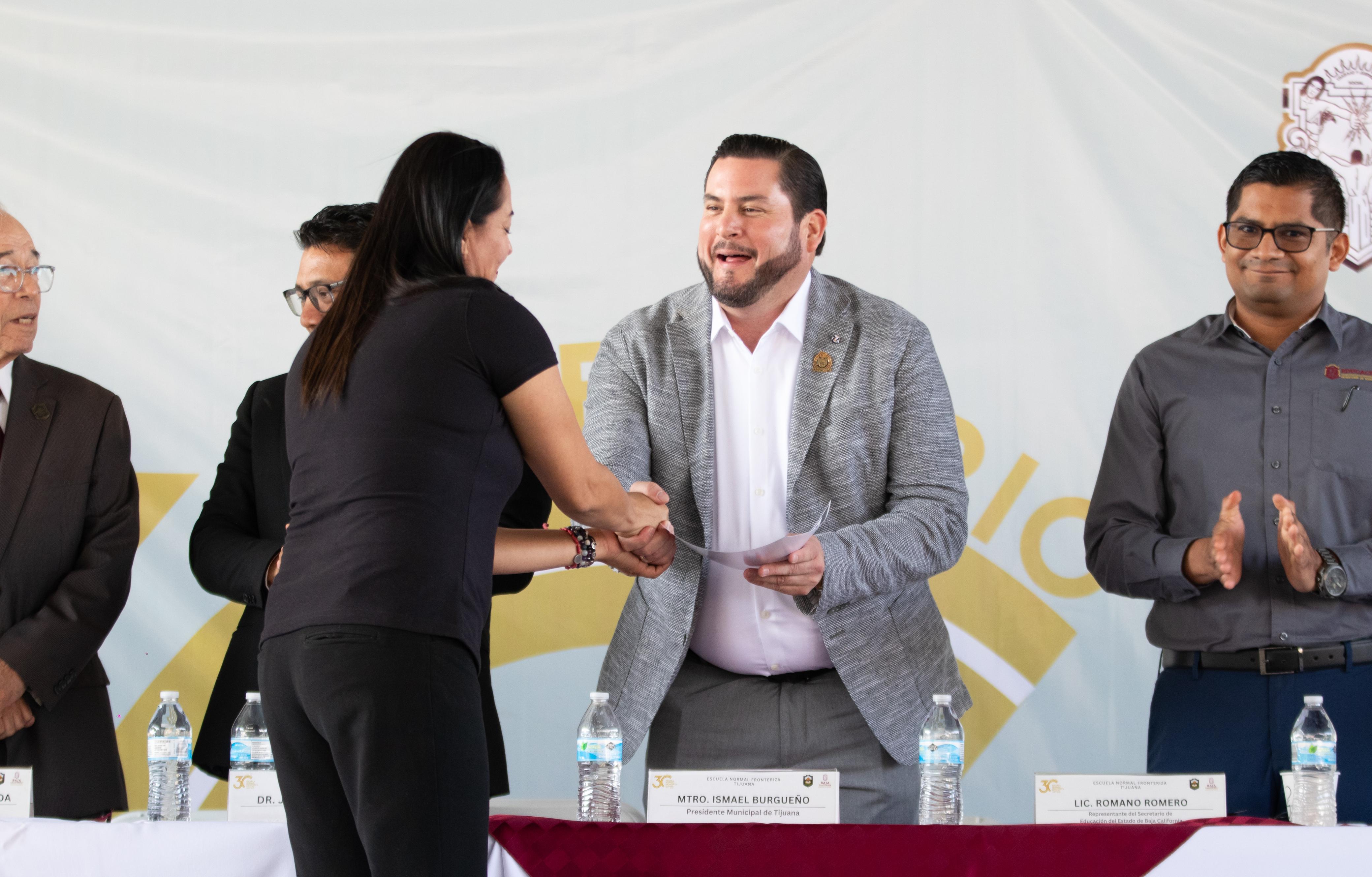 RECONOCE ALCALDE ISMAEL BURGUEÑO A LA ESCUELA NORMAL FRONTERIZA TIJUANA COMO UNA IMPORTANTE INSTITUCIÓN FORMADORA DE MAESTRAS Y MAESTROS