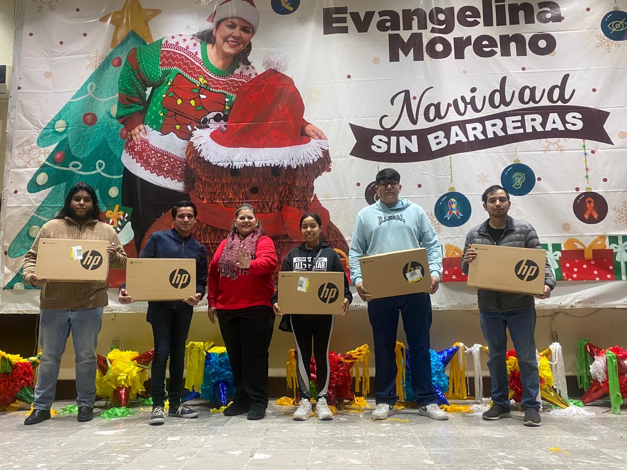 Entrega Evangelina Moreno regalos, cobijas, cenas y laptos a estudiantes en posada navideña