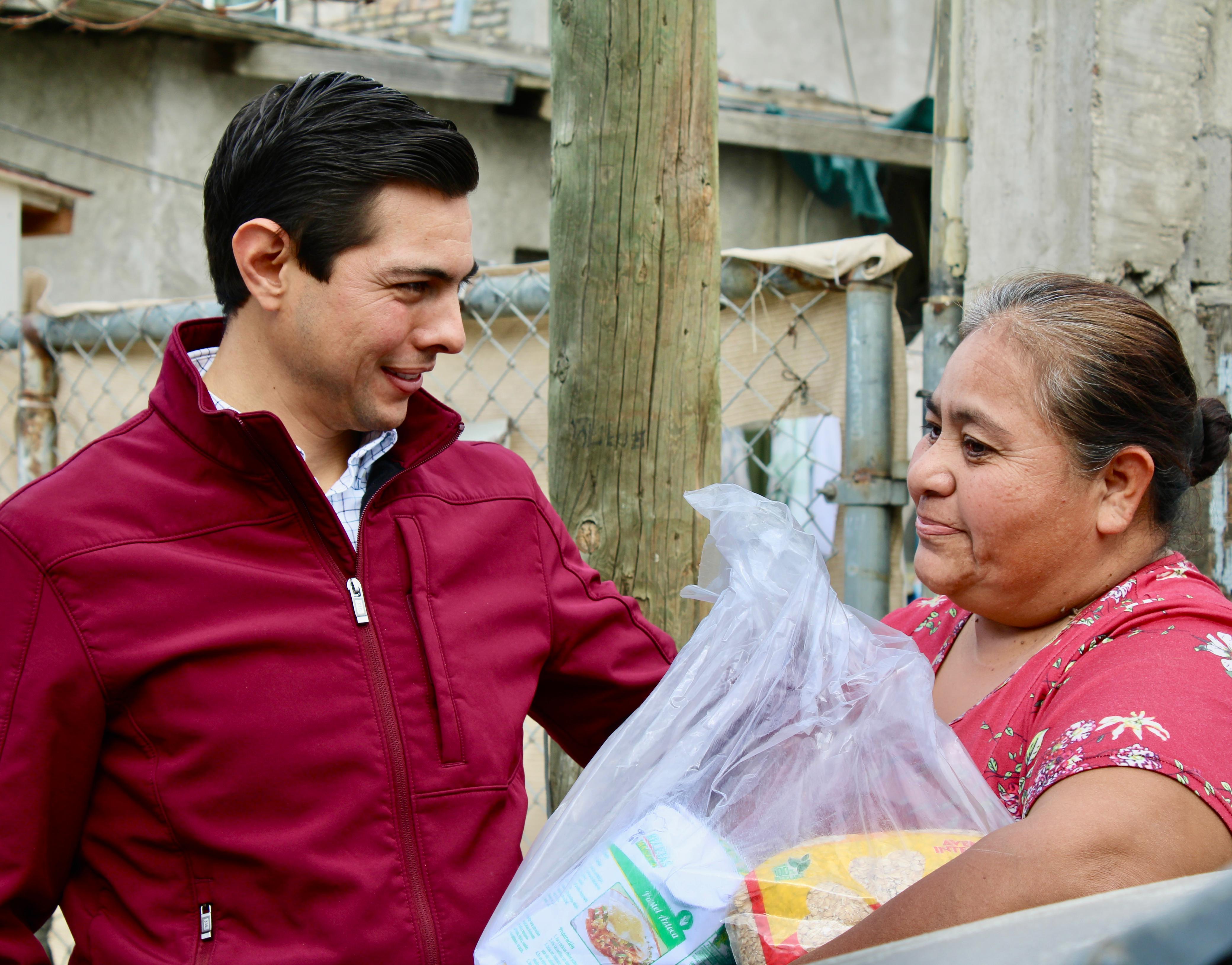 Román Cota entrega cenas y regalos a las familias que más lo necesitan a través del operativo santa