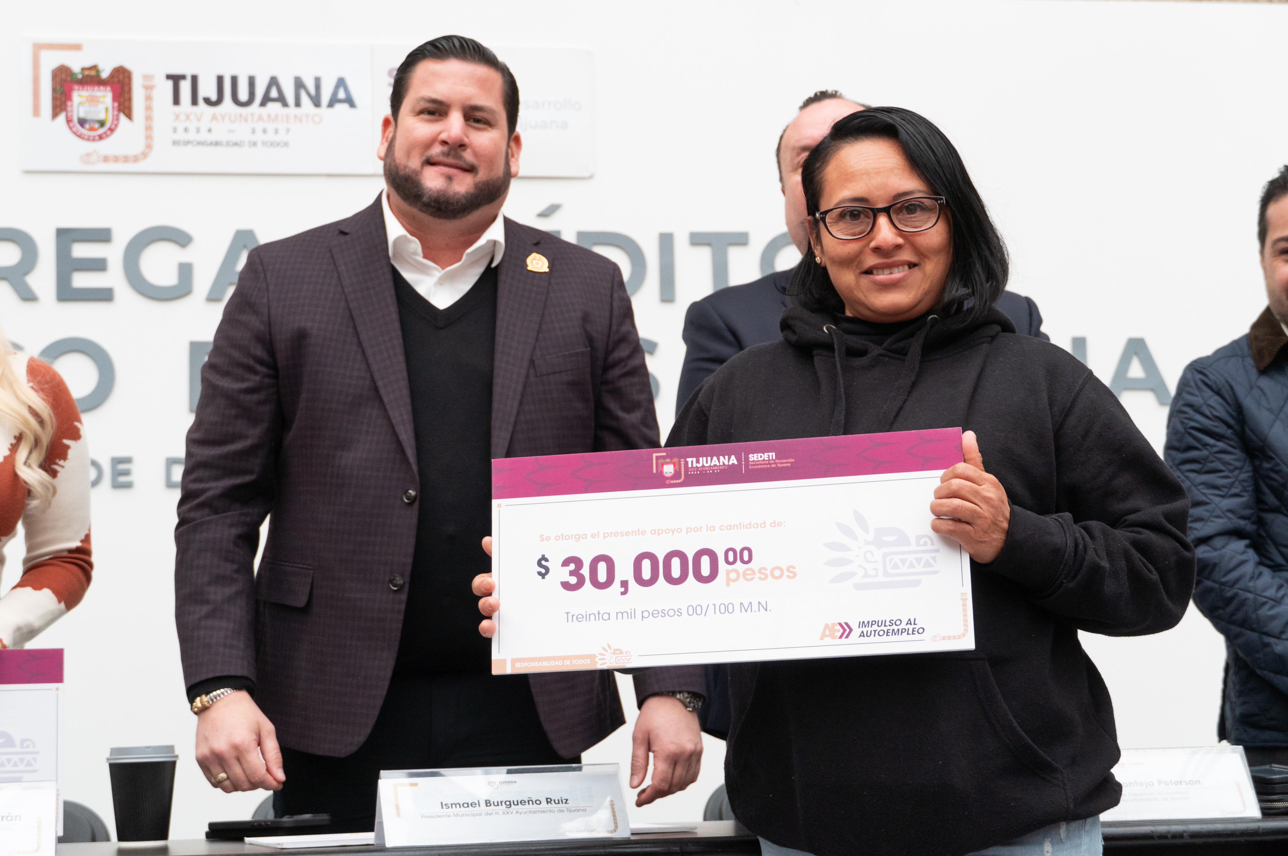 Más de 13 MDP entrega alcalde Ismael Burgueño en créditos a emprendedores tijuanenses